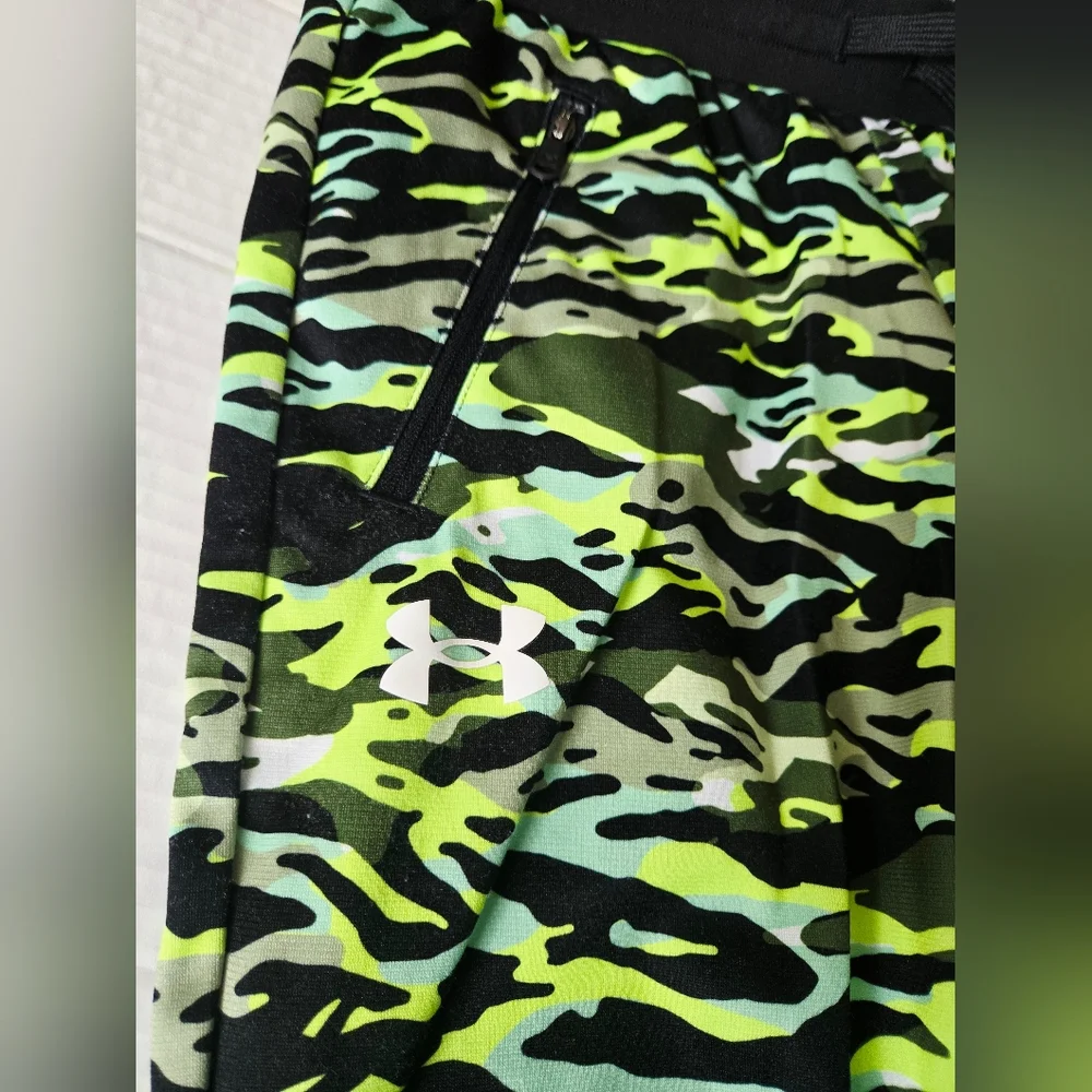 Under‎ Armour Boys YLG Yellow Green Camouflage Pennant Shorts